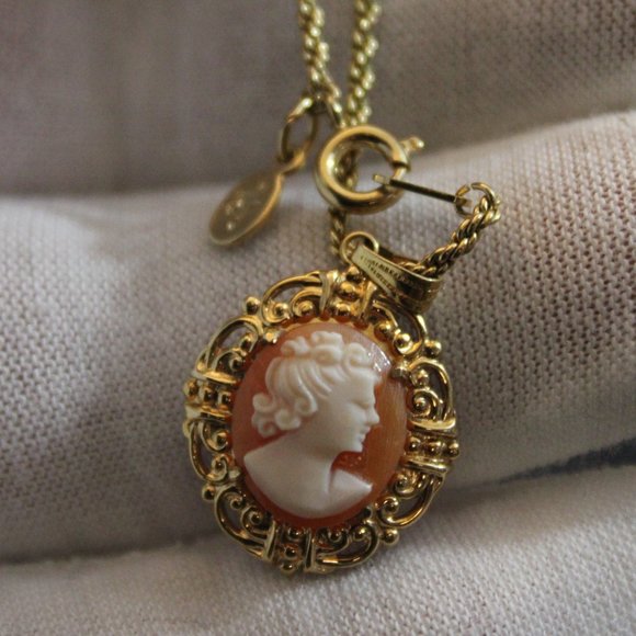 Gold-tone Pink and White Cameo Pendant Necklace - Picture 4 of 10